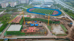 人员正进行从体布局外架模板搭设和绑扎钢筋功